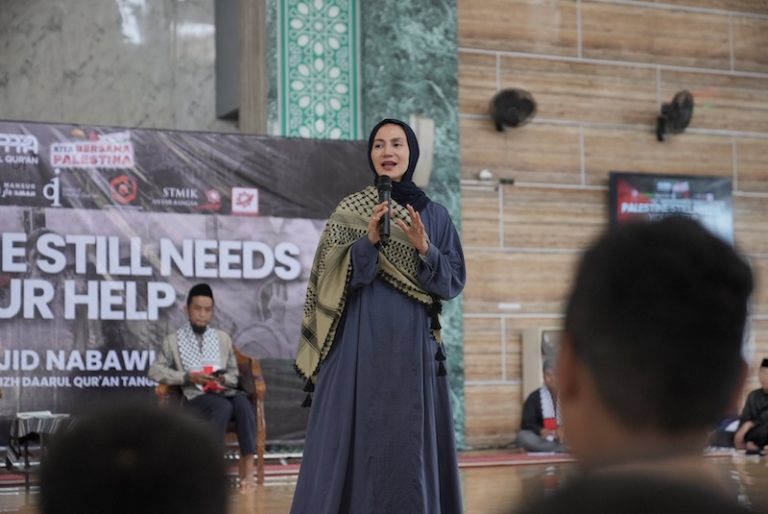 Wanda Hamidah Kobarkan Semangat Bebaskan Palestina di Pesantren Daqu