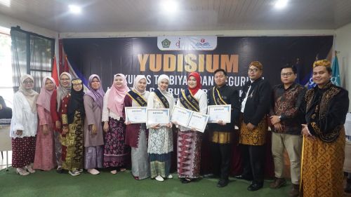 Yudisium Fakultas Tarbiyah dan Keguruan IDAQU Tampilkan Nuansa Kebhinekaan dengan Balutan Pakaian Adat