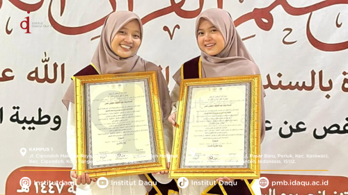 Maulida Fitriatunnisa dan Nila Wulandari menerima Sanad Al-Qur'an Riwayat Hafs Ṭayyibat an-Nasyr dalam Wisuda Tahfizh Nasional 2026.